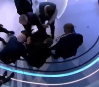 هجوم روزنامه‌نگار اوکراینی به تحلیلگر هوادار روسیه در پخش زنده تلویزیونی