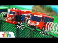 دانلود فیلم ماشین بازی کودکانه : گیر افتادن اتوبوس ها داخل حصار فلزی و عملیات نجات حبابی